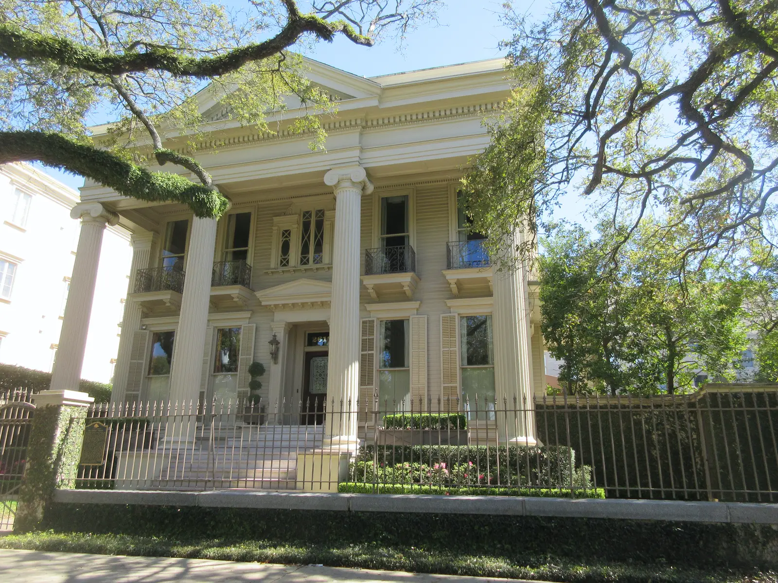 Historiskt bostadshus på St. Charles Avenue i Garden District
