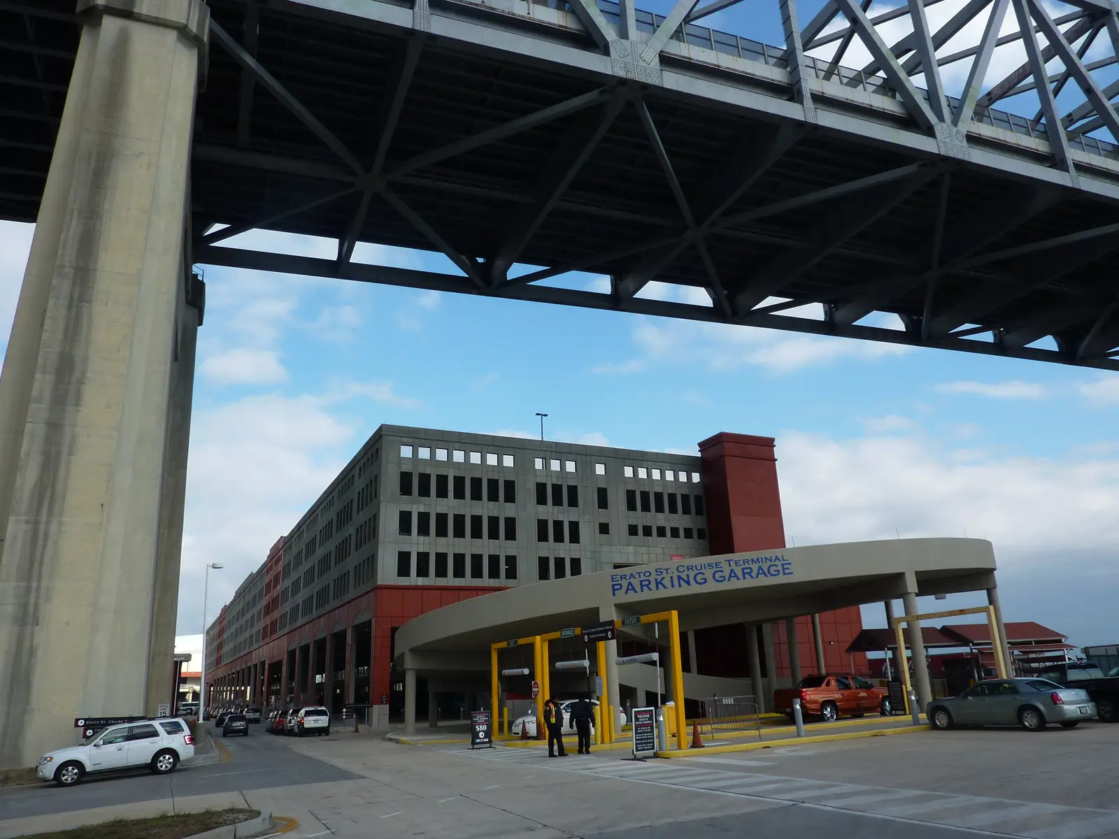 Erato Street Cruise Terminal med kryssningsfartyg i New Orleans