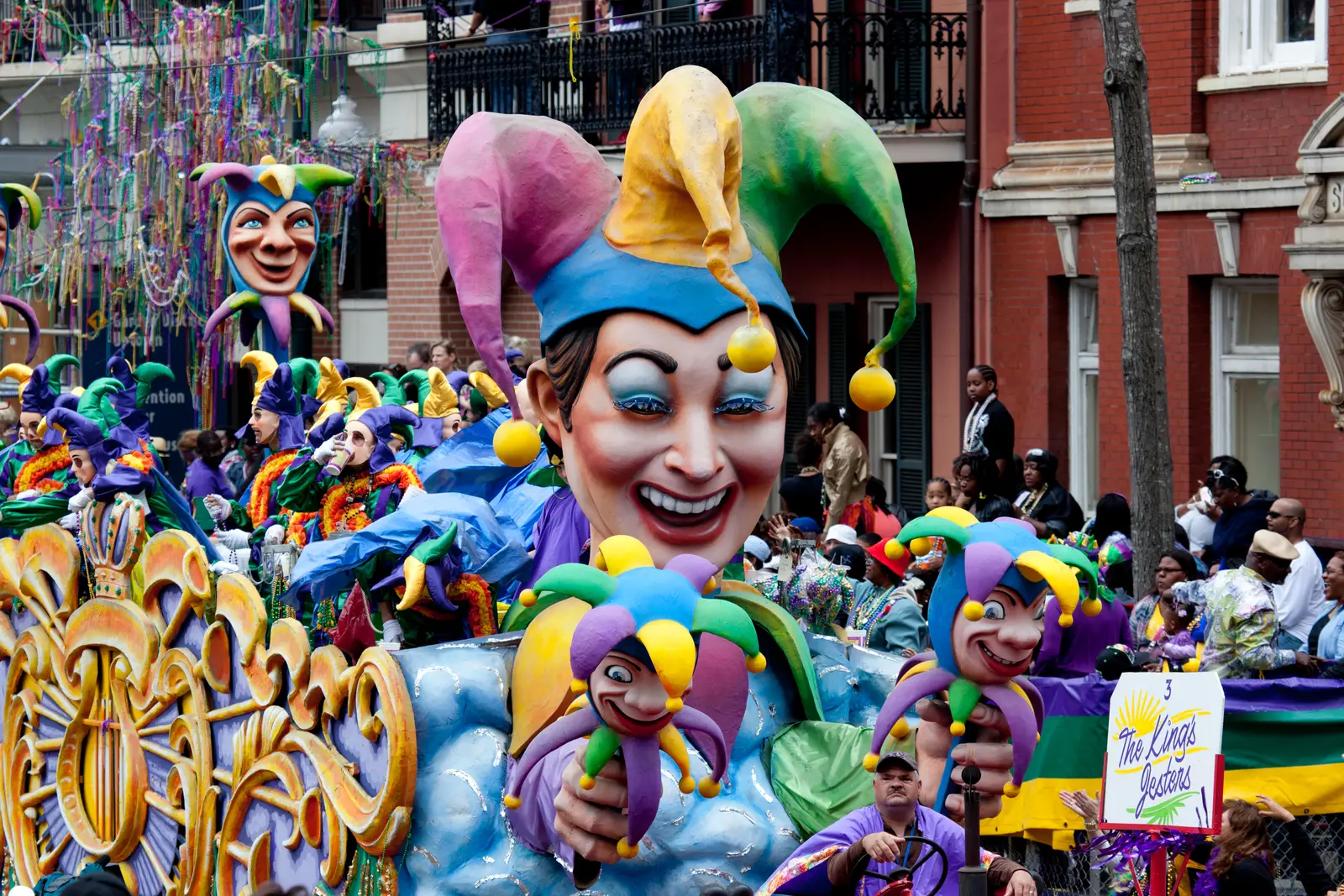 Mardi Gras-parad i New Orleans med färgstarka vagnar och publik