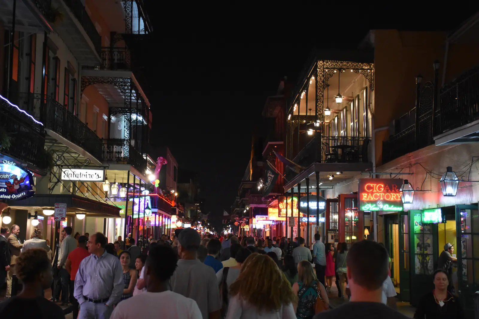 Bourbon Street i New Orleans på kvällen